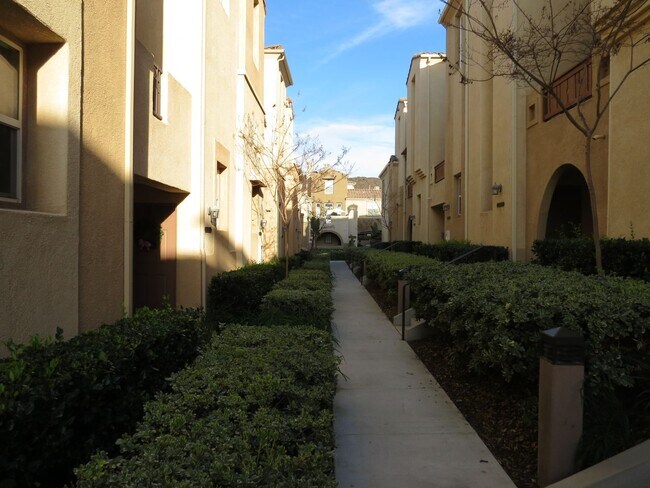 Building Photo - Rancho Coronado / Discovery Hills San Marcos Townhome- CSUSM Close
