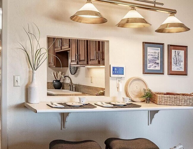 Building Photo - FULLY FURNISHED - LONG TERM RENTAL 3 Bedro...