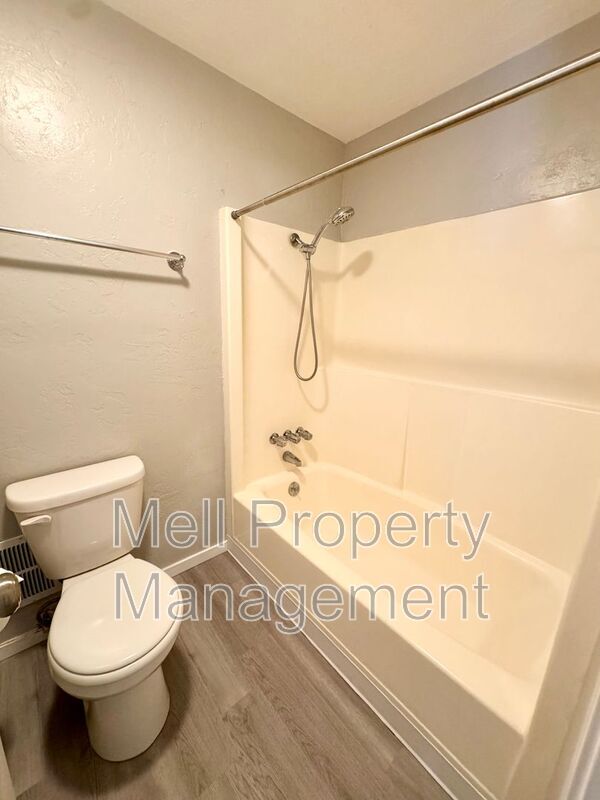 Building Photo - 526 Holly Ln