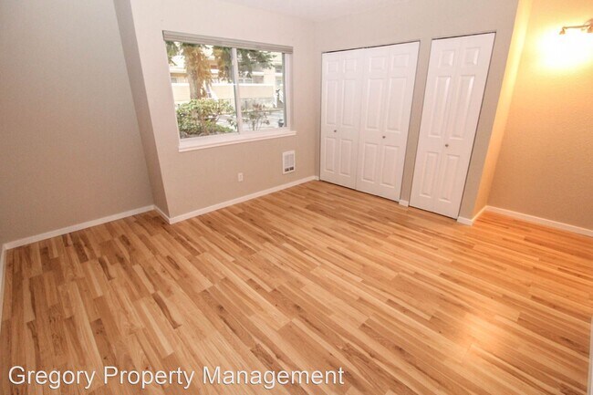 Building Photo - 9206 NE Juanita Dr