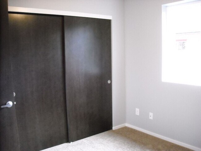 Building Photo - Charming SE Bungalow 3 Bed 2 Bathroom with Washer & Dryer