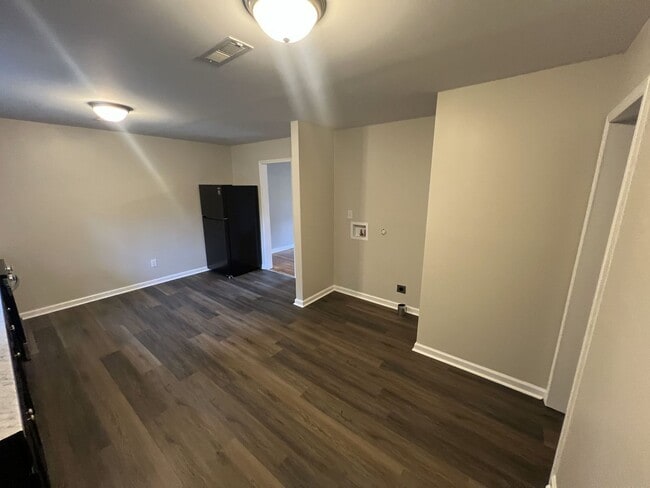 Building Photo - Beautifully Renovated 2 Bed / 1 Bath Home – Modern Upgrades Throughout!