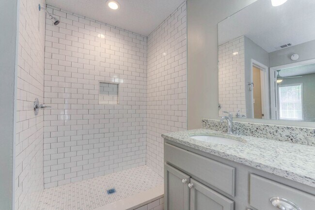 Building Photo - Gorgeous renovation!
