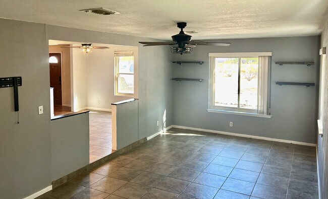 Building Photo - 2012 E Tonopah Dr
