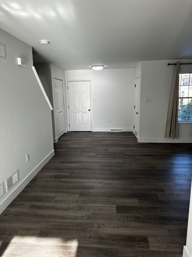 Building Photo - Beautiful 3 Bedroom, 1.5 Bath Townhome in ...