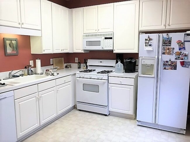 Building Photo - Beautiful Top Floor 2 Level 2 Bed 2.5 Bath...