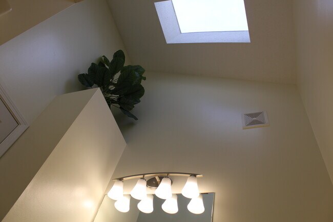 Building Photo - 15404 E 2nd St S