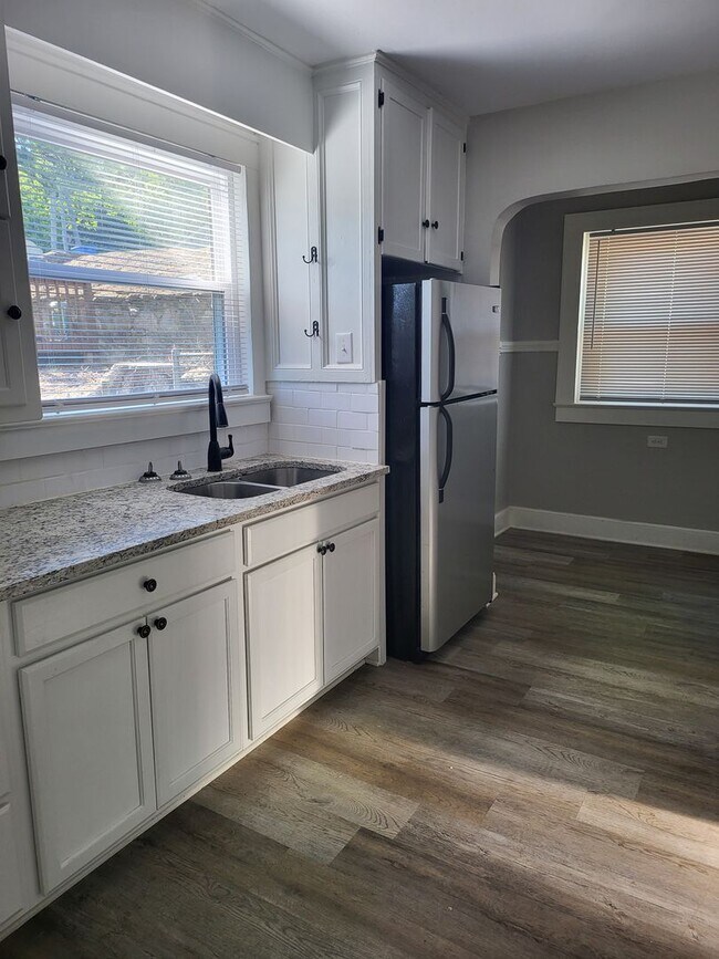 Building Photo - Newly Remodeled 3 Bedroom 2 Bath home in D...