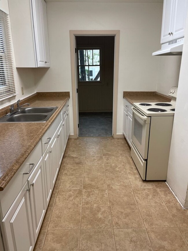 Building Photo - CHARMING 2 BED 1.5 BATH HOME IN DOWNTOWN AREA