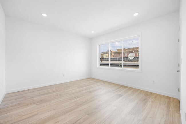 Building Photo - 411 11th St