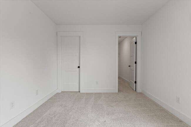 Building Photo - Charming and Spacious 4-Bedroom Home with ...