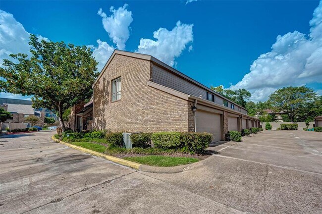 Building Photo - 1908 Augusta Dr