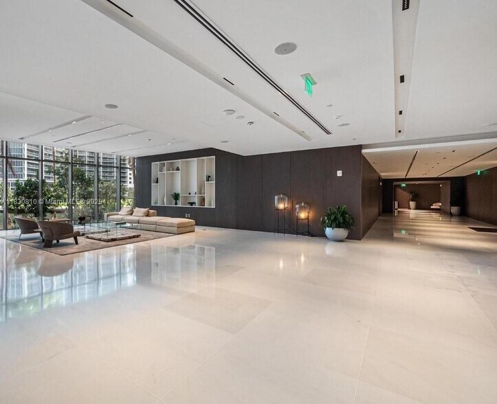 Building Photo - 300 Biscayne Boulevard Way