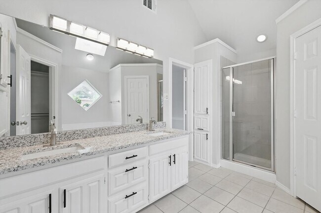 Building Photo - 501 Meadowood Ln