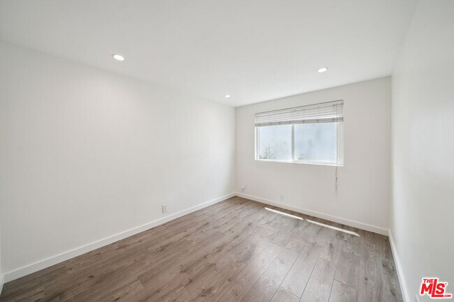 Building Photo - 252 S New Hampshire Ave