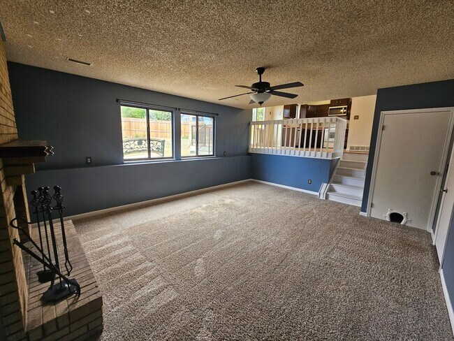 Building Photo - 4 Bed 3 Bath Home in 80911!