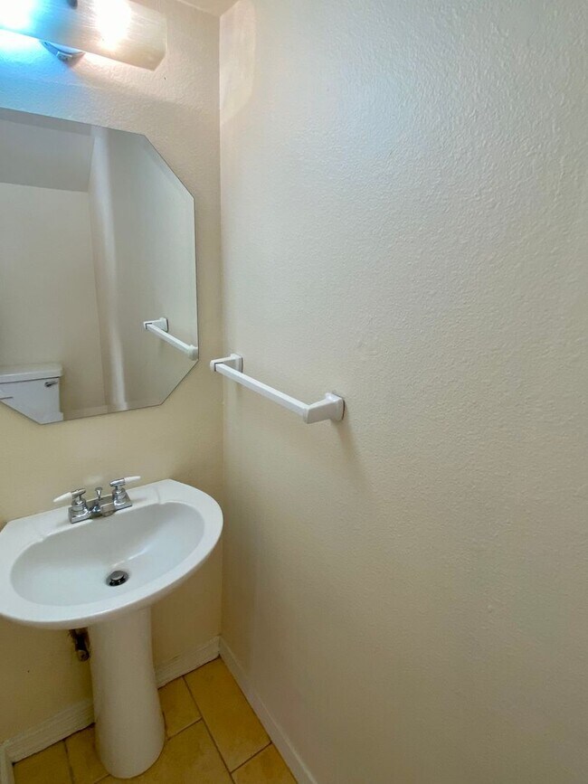 Building Photo - 2 Bedroom 1.5 Bath Townhouse in Fountain Hills