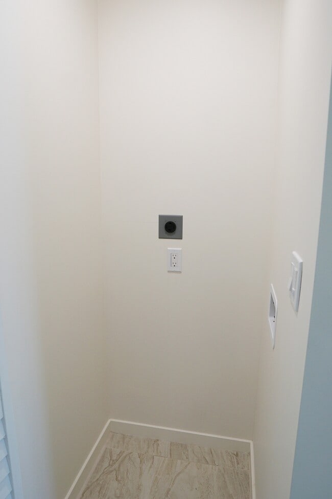 Building Photo - 517 S Mountain View Dr