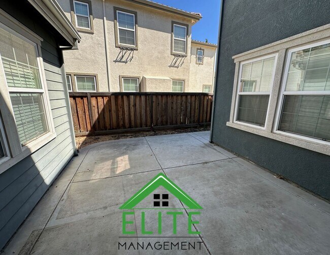 Building Photo - Spacious and Stylish 4-Bedroom Home in Des...