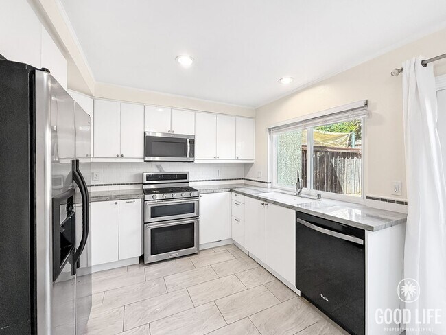 Building Photo - Beautiful 2B/2.5BA Townhouse in Carmel Val...