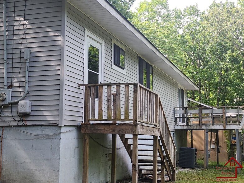 Building Photo - 163 Lakeshire Dr