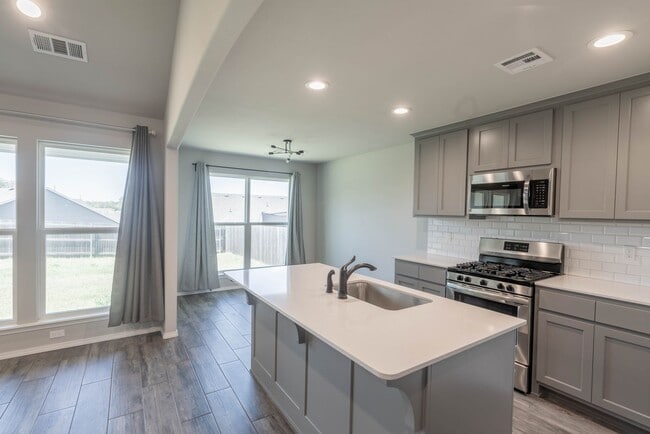 Building Photo - 3 Bed | 2 Bath in Broken Arrow!