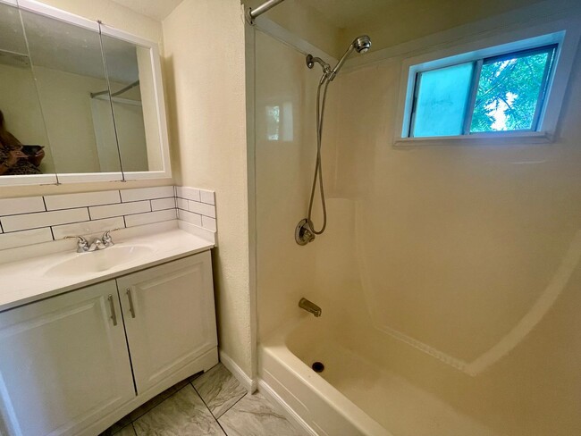 Building Photo - ***$500 MOVE IN CREDIT***Home on secluded ...