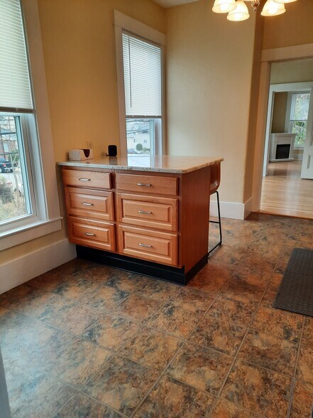 Kitchen Island - 31B Kinsley St