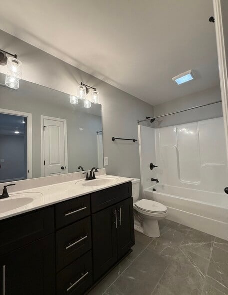 Building Photo - 1002 Villa Cir
