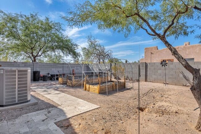 Building Photo - 1105 N 110th St