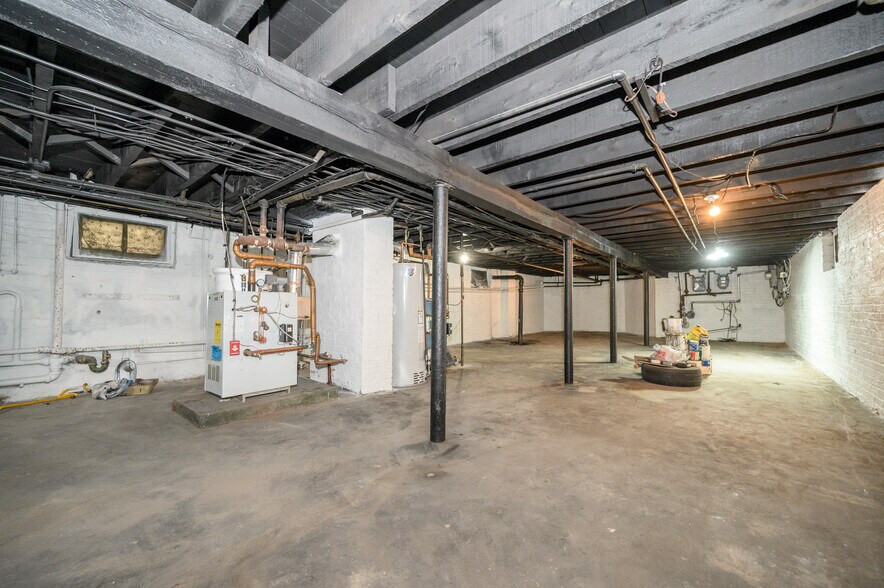 Building Photo - 23 Komorn St