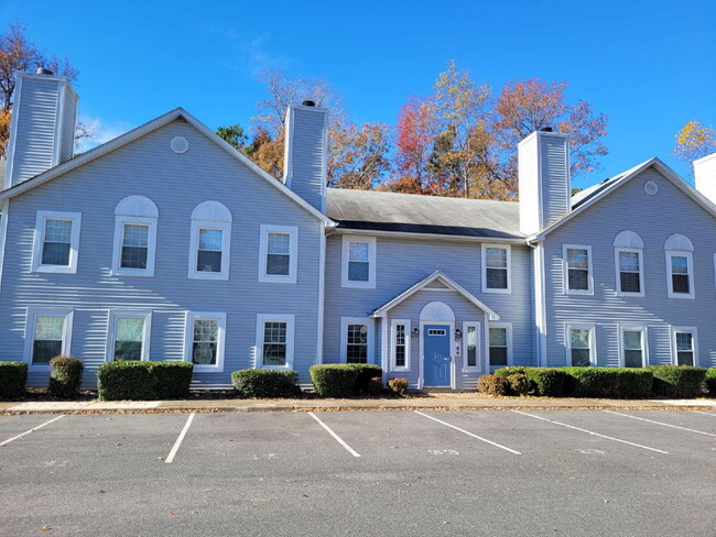 Building Photo - 2 Bedroom Condo Near Chicks Beach!