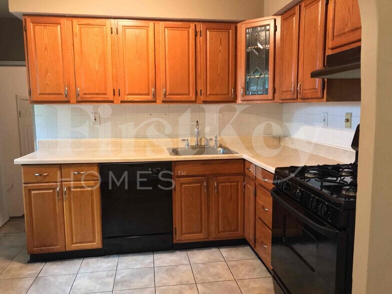 Building Photo - 910 Claver Ln