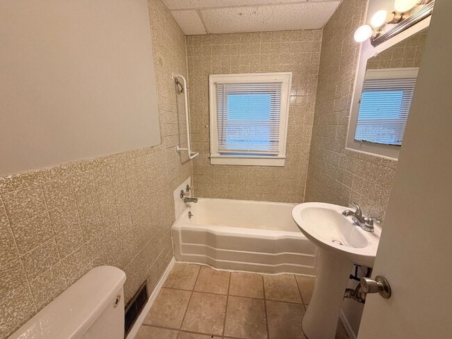 Building Photo - 809 NE Maple Dr