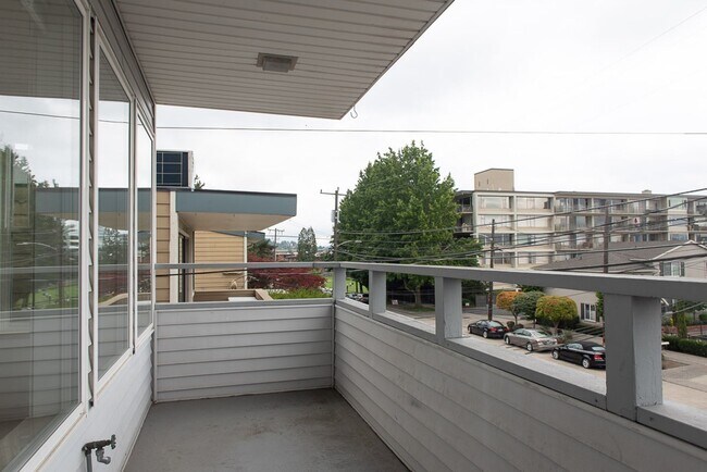Building Photo - 2023