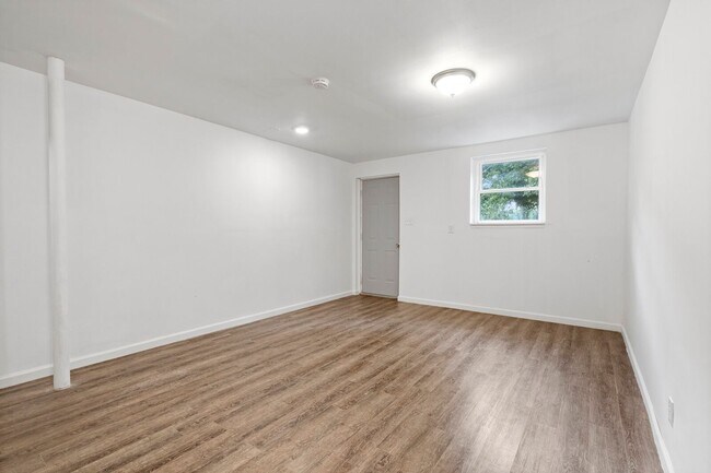 Building Photo - 1709 Golf Club Rd