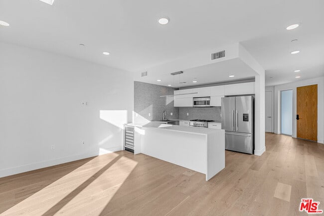 Building Photo - 2000 Beachwood Dr