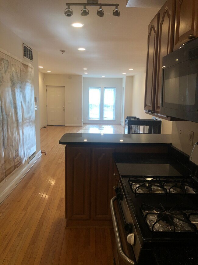 Large widows for lots of natural light - 1204 Florida Ave NE