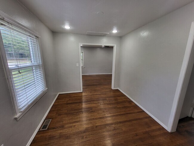 Building Photo - Remodeled 2 bedroom, 1 bathroom house in Capitol View neighborhood Edmond, OK with washer and dry...