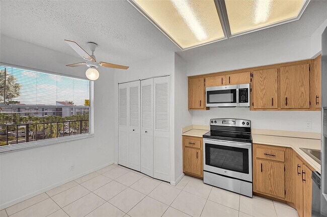 Building Photo - 14773 Cumberland Dr