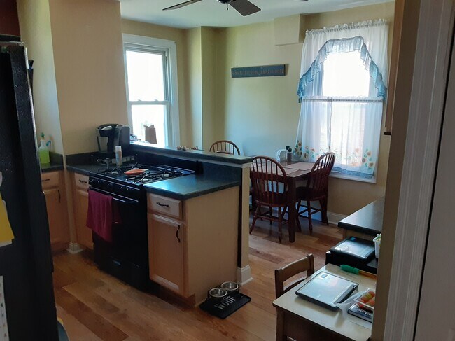 eat in kitchen - 210 W Montgomery Ave