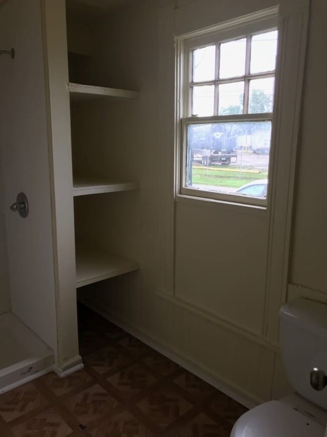 Building Photo - 3 bedrooms