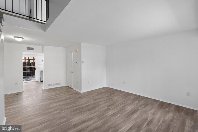 Building Photo - 14 Dover Ct