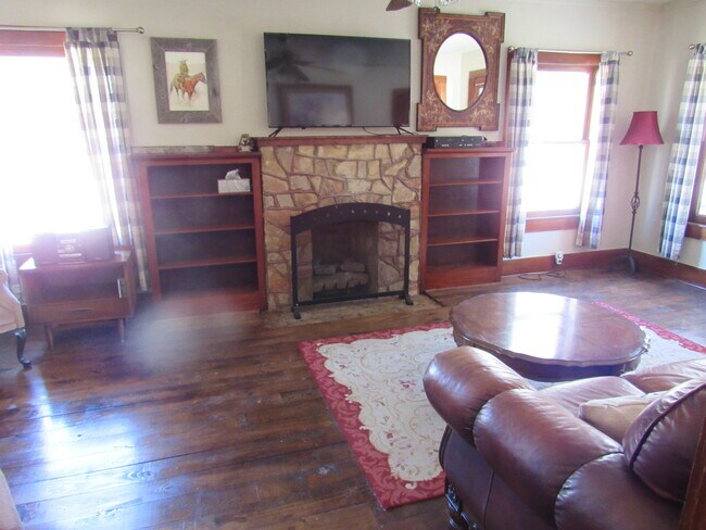 Building Photo - 206 E Columbia St