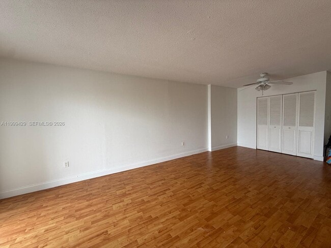 Building Photo - 400 Kings Point Dr