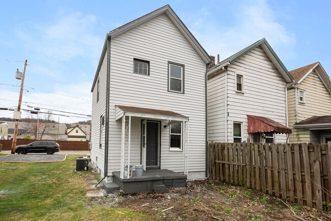 Building Photo - SCORE 1ST MONTH'S RENT FREE IF SIGNED BY DEC 19! Beautiful 2 bedroom home in Coraopolis available...