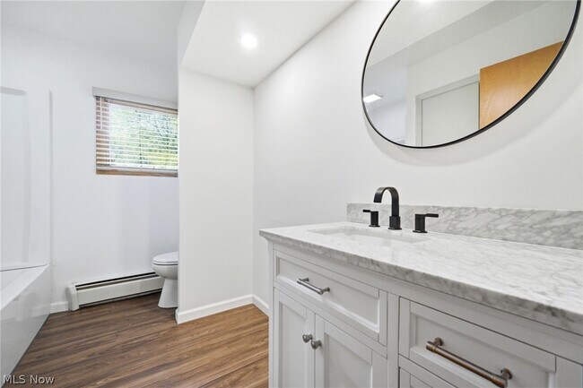 Building Photo - 1097 Oak Tree Rd