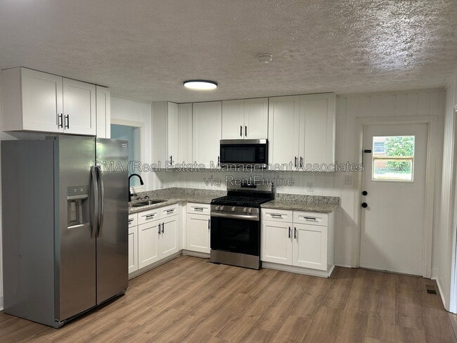 Building Photo - 216 Hillandale Dr