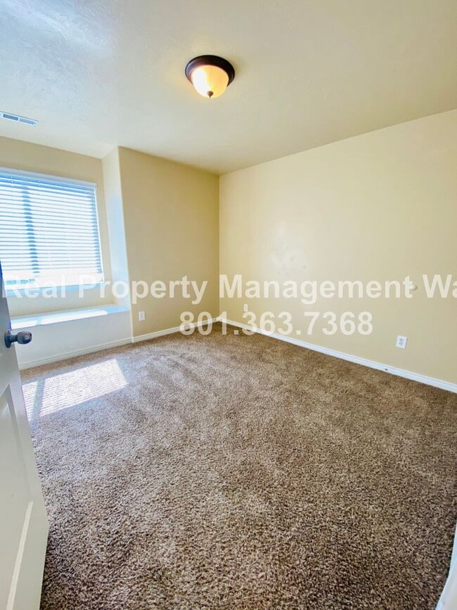 Building Photo - 5 Bedroom 3 Bathroom Riverton Home!