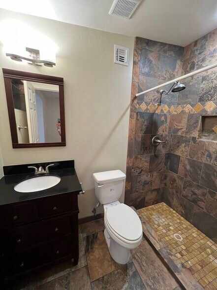 Primary Bathroom - 607 N De Medici Pl